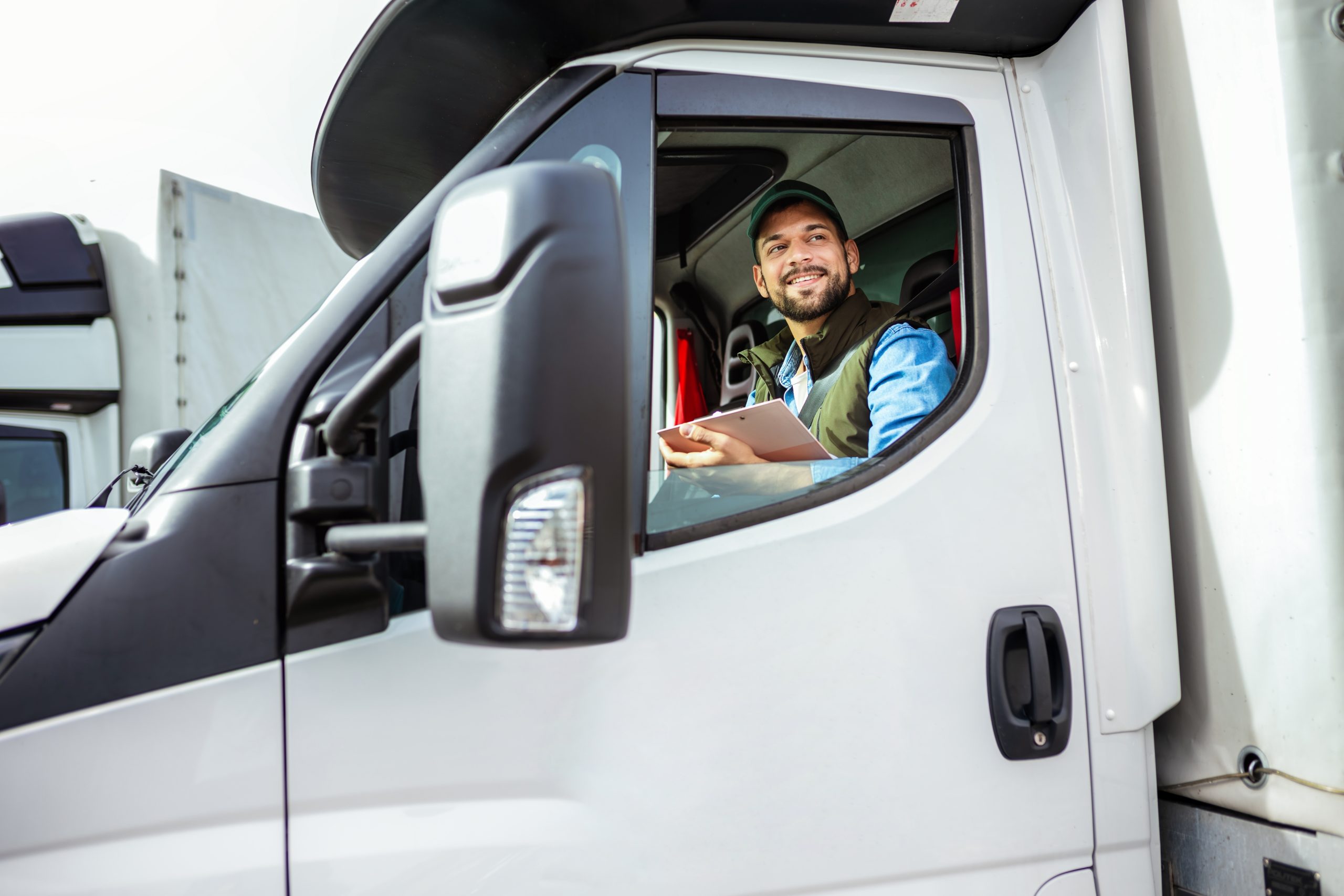hombre apuesto conduciendo furgoneta de reparto clanza scaled